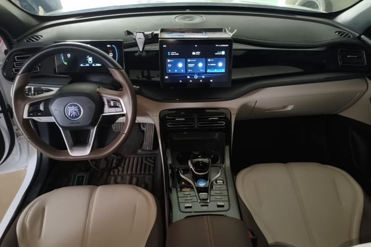 Used BYD Qin PLUS 2024 HONOR Edition DM-i 55KM Leading Model Center Console