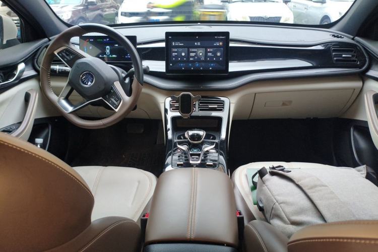 Used BYD Qin PLUS 2024 HONOR Edition DM-i 55KM Leading Model Center Console
