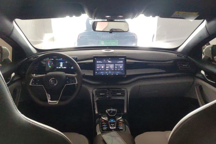 Used BYD Qin PLUS 2024 HONOR Edition DM-i 55KM Leading Model Center Console