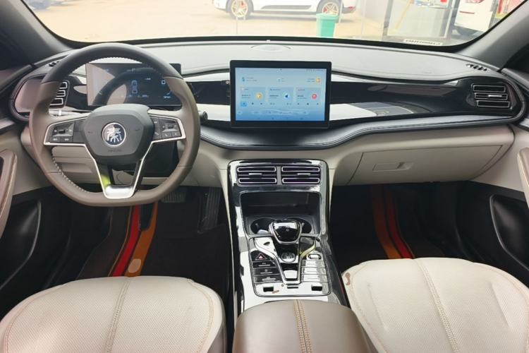Used BYD Qin PLUS 2024 HONOR Edition DM-i 55KM Leading Model Center Console
