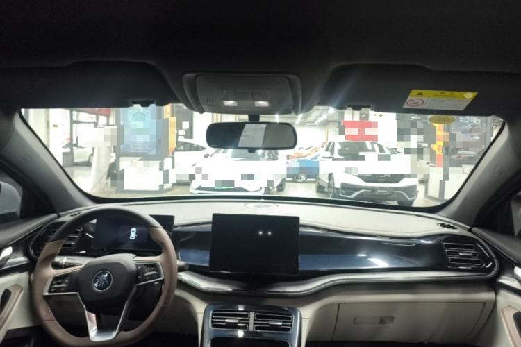 Used BYD Qin PLUS 2024 HONOR Edition DM-i 55KM Leading Model Center Console