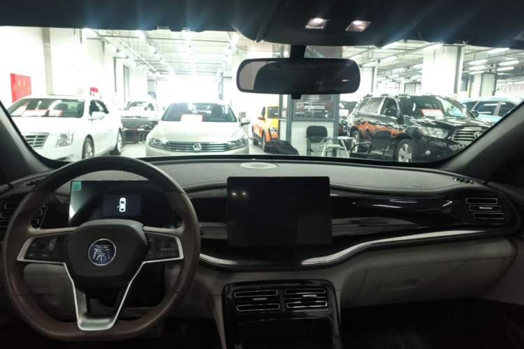 Used BYD Qin PLUS 2024 HONOR Edition DM-i 55KM Leading Model Center Console