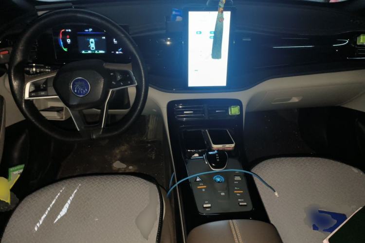 Used BYD Qin PLUS 2024 HONOR Edition DM-i 55KM Leading Model Center Console