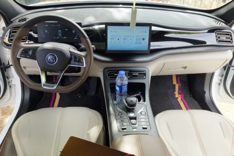 Used BYD Qin PLUS 2024 HONOR Edition DM-i 55KM Leading Model Center Console