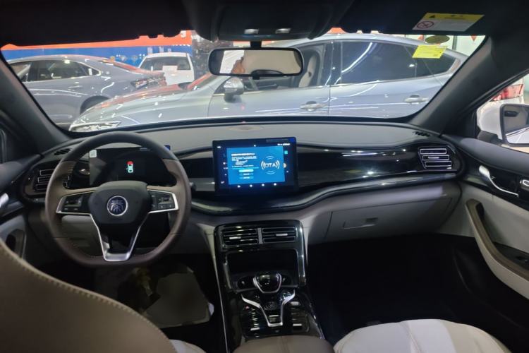 Used BYD Qin PLUS 2024 HONOR Edition DM-i 55KM Leading Model Center Console
