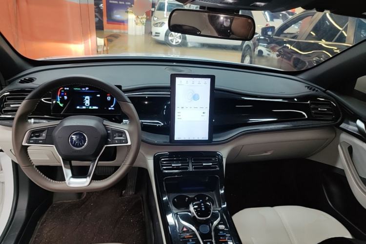 Used BYD Qin PLUS 2024 HONOR Edition DM-i 55KM Leading Model Center Console