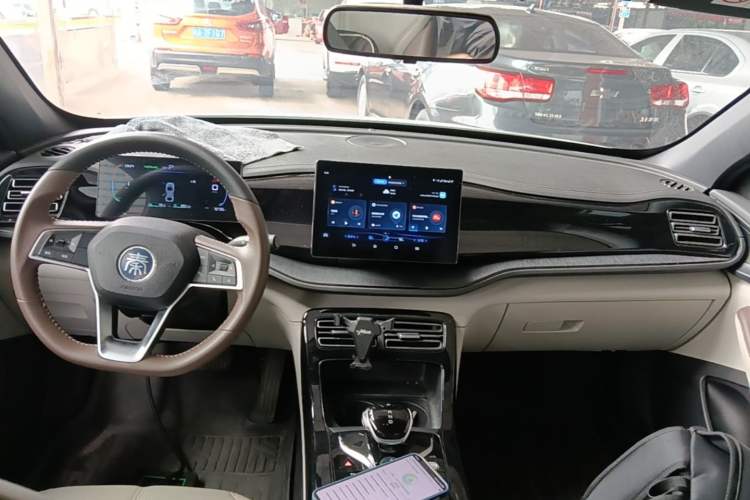 Used BYD Qin PLUS 2024 HONOR Edition DM-i 55KM Leading Model Center Console