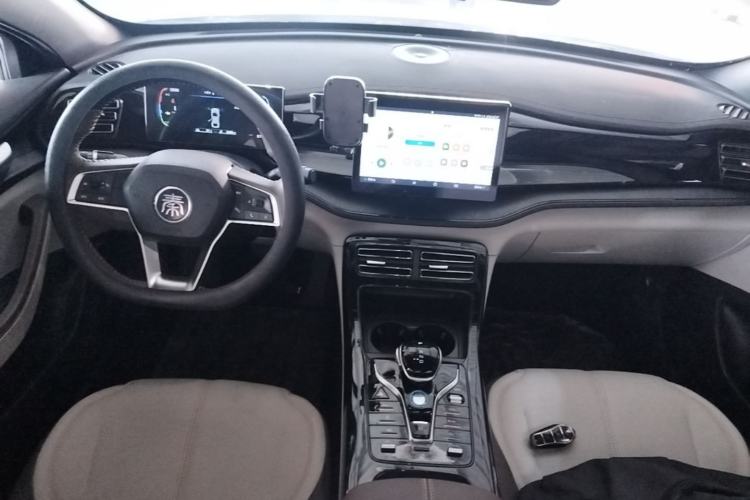 Used BYD Qin PLUS 2024 HONOR Edition DM-i 55KM Leading Model Center Console