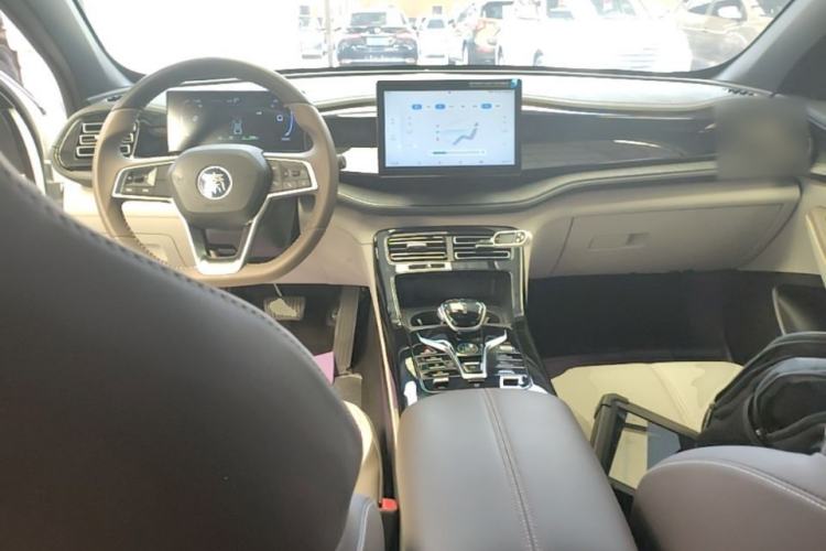 Used BYD Qin PLUS 2024 HONOR Edition DM-i 55KM Leading Model Center Console