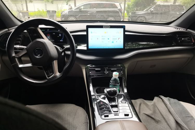 Used BYD Qin PLUS 2024 HONOR Edition DM-i 55KM Leading Model Center Console