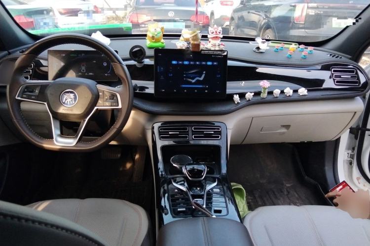 Used BYD Qin PLUS 2024 HONOR Edition DM-i 55KM Leading Model Center Console