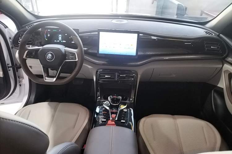 Used BYD Qin PLUS 2024 HONOR Edition DM-i 55KM Leading Model Center Console