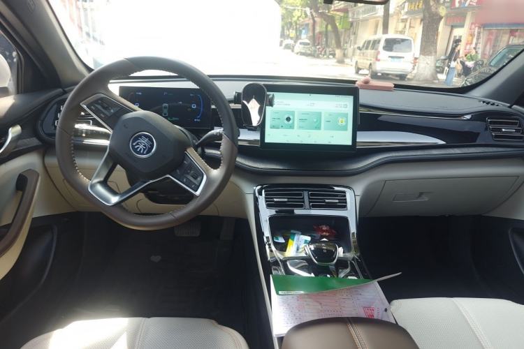 Used BYD Qin PLUS 2024 HONOR Edition DM-i 55KM Leading Model Center Console