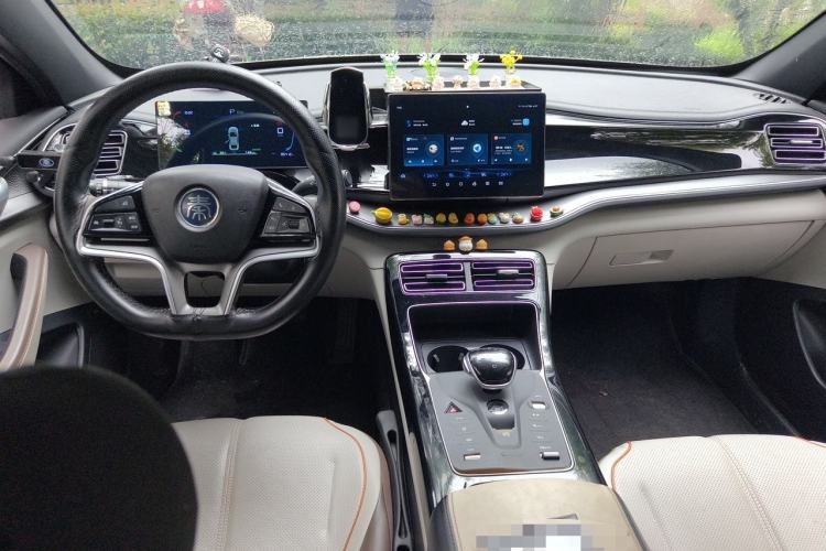 Used BYD Qin PLUS 2024 Honor Edition EV 510KM Leading Model Center Console