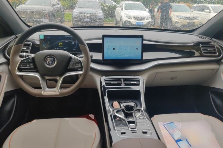 Used BYD Qin PLUS 2024 Honor Edition EV 420KM Beyond Model Center Console