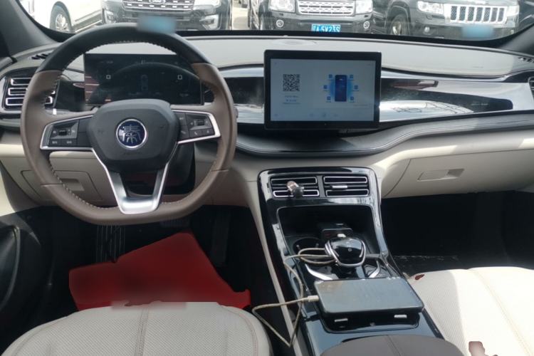 Used BYD Qin PLUS 2024 HONOR Edition DM-i 55KM Leading Model Center Console