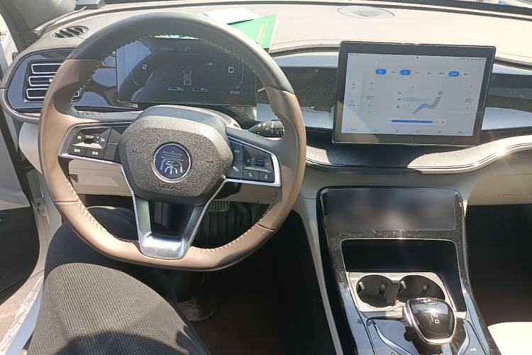 Used BYD Qin PLUS 2024 HONOR Edition DM-i 55KM Leading Model Center Console