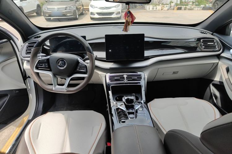 Used BYD Qin PLUS 2024 Honor Edition EV 420KM Leading Model Center Console