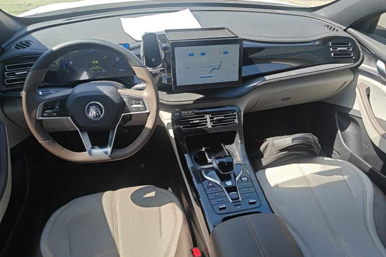 Used BYD Qin PLUS 2024 HONOR Edition DM-i 55KM Leading Model Center Console