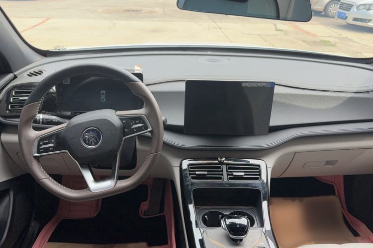 Used BYD Qin PLUS 2024 HONOR Edition DM-i 55KM Leading Model Center Console