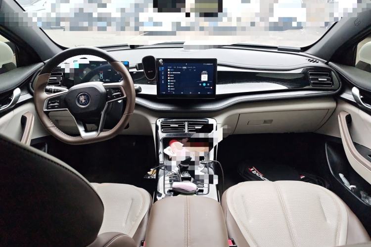 Used BYD Qin PLUS 2024 HONOR Edition DM-i 55KM Leading Model Center Console