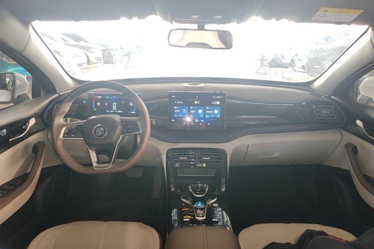 Used BYD Qin PLUS 2024 HONOR Edition DM-i 55KM Leading Model Center Console