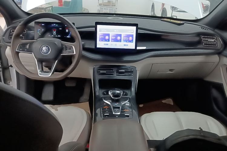 Used BYD Qin PLUS 2024 HONOR Edition DM-i 55KM Leading Model Center Console