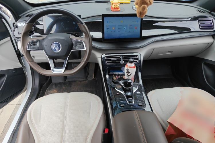 Used BYD Qin PLUS 2024 HONOR Edition DM-i 55KM Leading Model Center Console