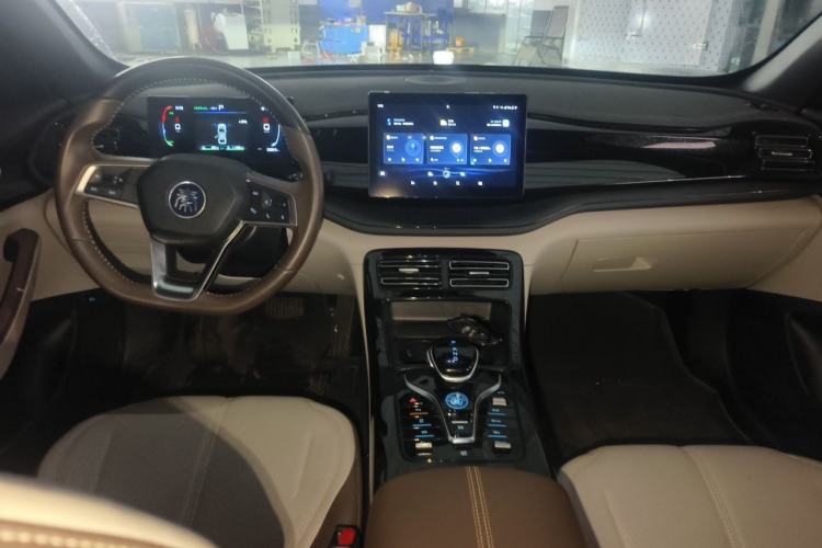 Used BYD Qin PLUS 2024 HONOR Edition DM-i 55KM Leading Model Center Console