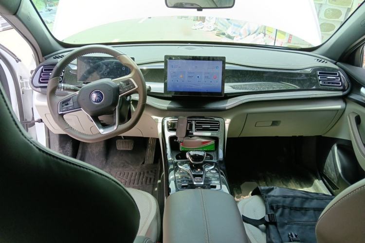 Used BYD Qin PLUS 2024 HONOR Edition DM-i 55KM Leading Model Center Console