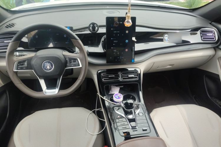 Used BYD Qin PLUS 2024 HONOR Edition DM-i 55KM Leading Model Center Console