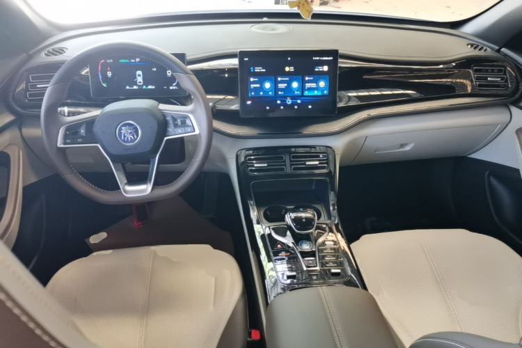 Used BYD Qin PLUS 2024 HONOR Edition DM-i 55KM Leading Model Center Console