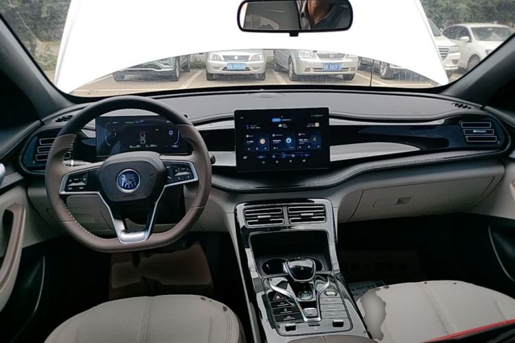 Used BYD Qin PLUS 2024 HONOR Edition DM-i 55KM Leading Model Center Console