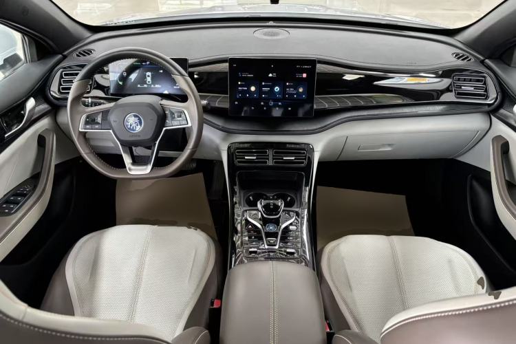 Used BYD Qin PLUS 2024 HONOR Edition DM-i 55KM Leading Model Center Console