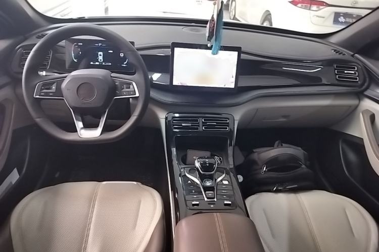 Used BYD Qin PLUS 2024 HONOR Edition DM-i 55KM Leading Model Center Console