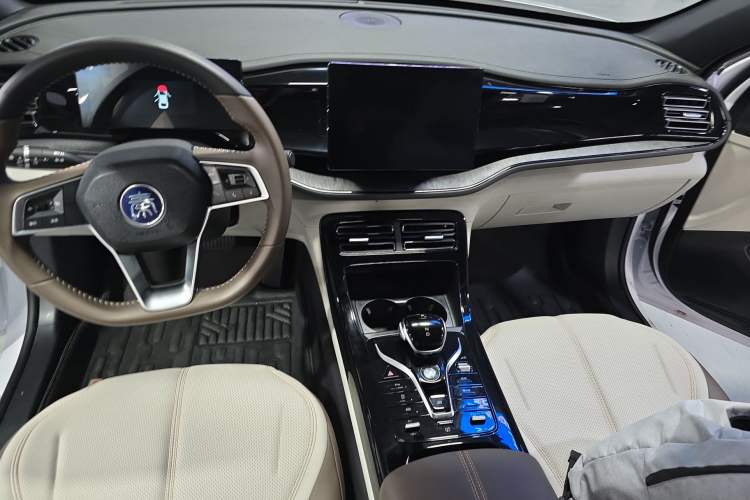 Used BYD Qin PLUS 2024 HONOR Edition DM-i 55KM Leading Model Center Console