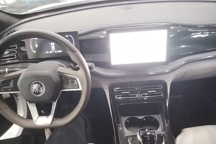 Used BYD Qin PLUS 2024 HONOR Edition DM-i 55KM Leading Model Center Console