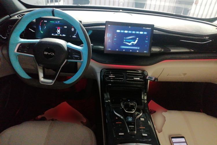Used BYD Qin PLUS 2024 HONOR Edition DM-i 55KM Leading Model Center Console