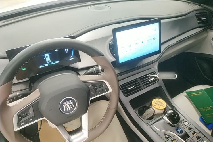 Used BYD Qin PLUS 2024 HONOR Edition DM-i 55KM Leading Model Center Console