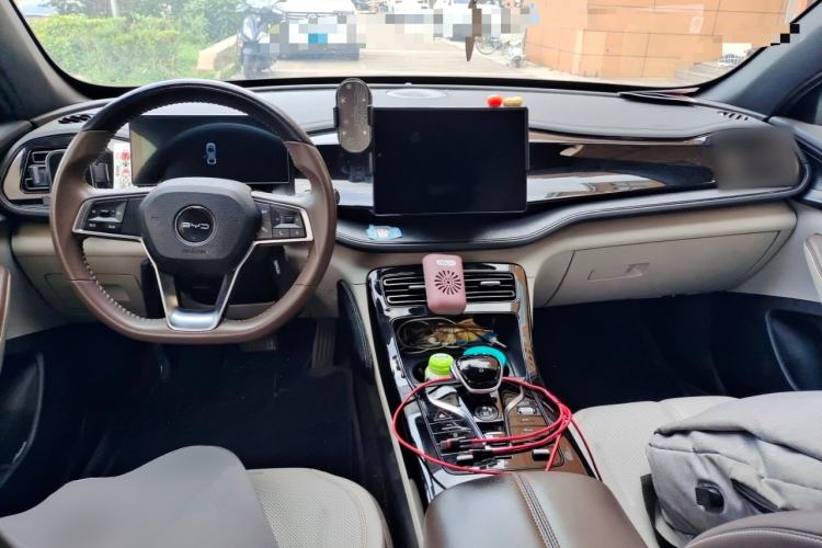 Used BYD Qin PLUS 2024 HONOR Edition DM-i 55KM Leading Model Center Console
