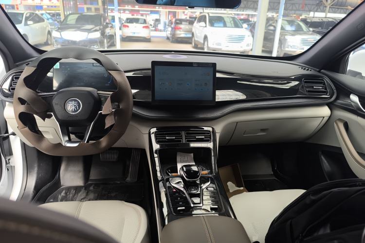 Used BYD Qin PLUS 2024 HONOR Edition DM-i 55KM Leading Model Center Console