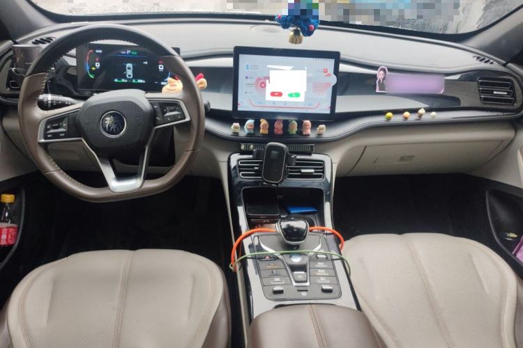 Used BYD Qin PLUS 2024 HONOR Edition DM-i 55KM Leading Model Center Console