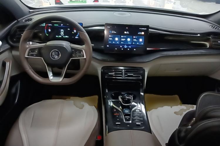 Used BYD Qin PLUS 2024 HONOR Edition DM-i 55KM Leading Model Center Console