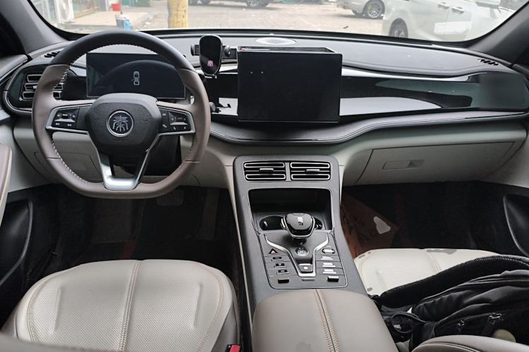 Used BYD Qin PLUS 2024 HONOR Edition DM-i 55KM Beyond Model Center Console