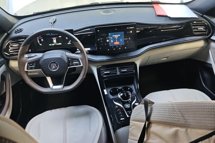 Used BYD Qin PLUS 2024 HONOR Edition DM-i 55KM Leading Model Center Console