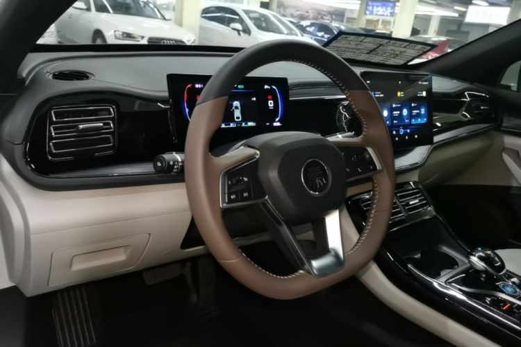 Used BYD Qin PLUS 2024 HONOR Edition DM-i 55KM Leading Model Center Console