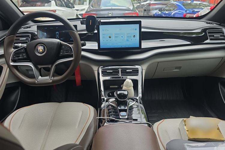 Used BYD Qin PLUS 2024 Honor Edition EV 510KM Leading Model Center Console