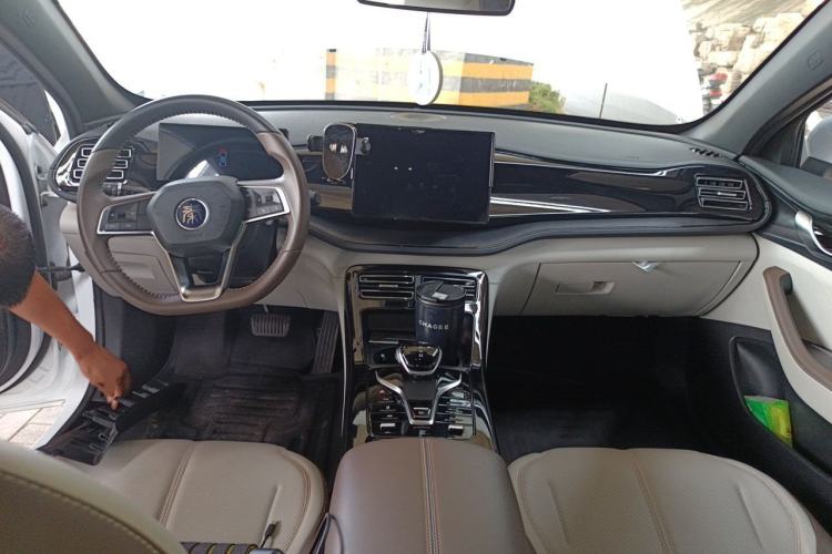 Used BYD Qin PLUS 2024 HONOR Edition DM-i 55KM Leading Model Center Console
