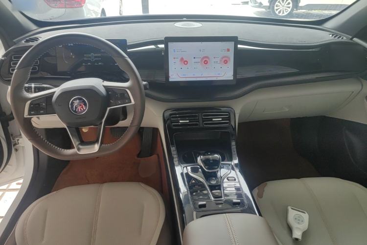 Used BYD Qin PLUS 2024 HONOR Edition DM-i 55KM Leading Model Center Console