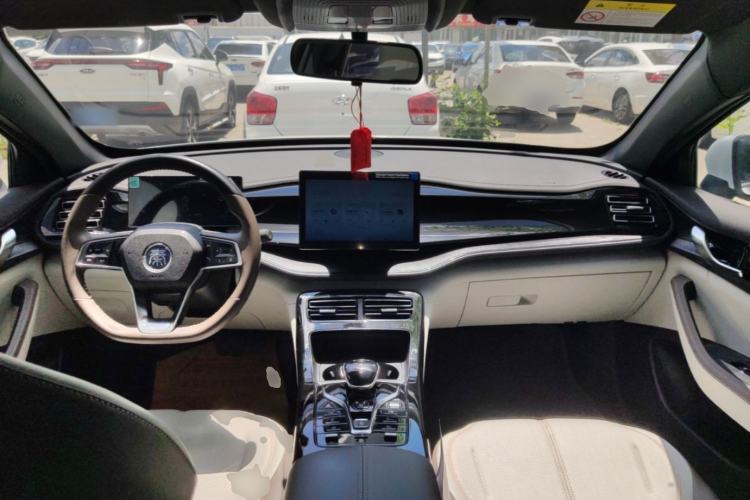 Used BYD Qin PLUS 2024 HONOR Edition DM-i 55KM Leading Model Center Console